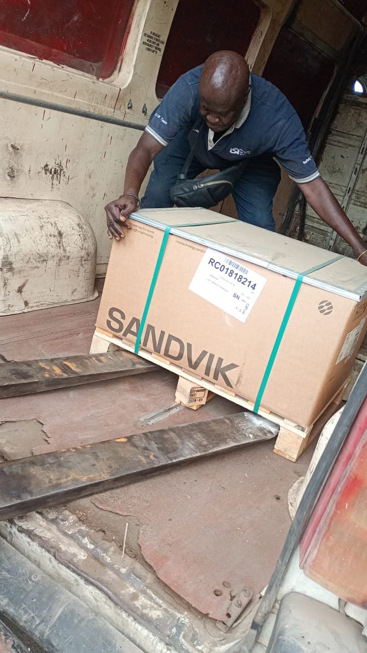 Chargement d'un véhicule de livraison